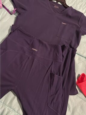 Jaaneu Purple Scrub Set - Deep Plum V-Neck Top & Pocketed Pants
